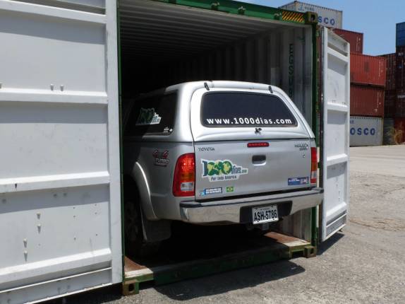 Entrando no contéiner em direção à Colômbia! (no porto de Colón, no Panamá)